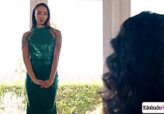 Model lesbiană ebony se freacă cu antrenoarea milf cu sâni mari în sesiune fierbinte