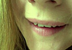 Camilla Moon viser store brystvorter gennem pink undertøj i close-up