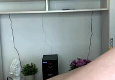 ねえ、セクシーなロシア熟女と毛深いチンポのワックス脱毛試したことある？