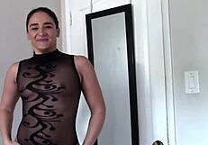 Brunette milf doordrenkt pik met spuug voor explosief cumshot