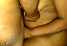 Grosse chatte noire prend grosse bite noire en levrette