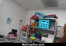 Dôstojník chytí opakujúcu sa mladú zlodejku a núti ju poslúchať v práci