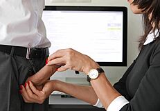 V pisarni seksi sekretarka da šefu masiven cumshot handjob