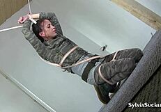 Interrogando Lara Croft con bondage profondo e azione brutale