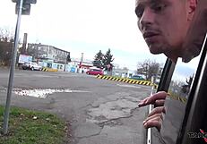 נערה חסרת בית נדפקת חשוף במכונית נוסעת. גרון עמוק קיצוני עם יריקות מטורפות!