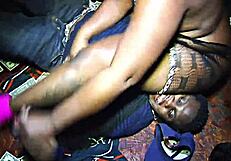 小黑妞户外脱内裤秀！