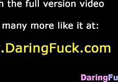 moden euro søt jente i classy gruppescene