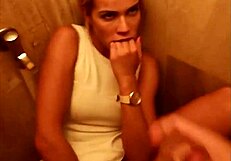 Couple cochon surpris en train de baiser fort dans les toilettes publiques, se sentant si imprudent et sauvage