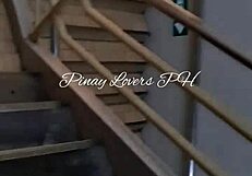 Teen par fanget i at kneppe i offentlig mall. Creampie ved nødudgang næsten opdaget i udendørs action!