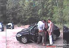Swinger-Paar bekommt Gesellschaft von Zweien für Autosex auf öffentlichem Parkplatz