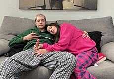 Pastor brat ujet pri drkanju, pastorna sestra pomaga namesto tega