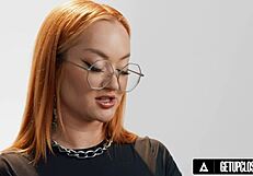 Bliski widok na kobiety orgazmujące z rudowłosą PAWG Emmą Magnolia w solowej zabawie pełna scena.