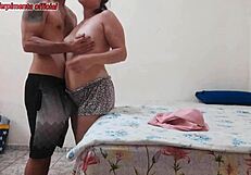 J'ai surpris ma belle-fille en short faisant la lessive et j'ai eu envie de sa chatte