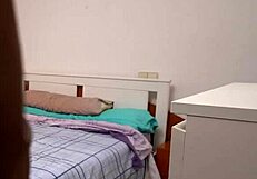 Žgečka Latina snema sebe z najboljšo prijateljico v skritem doggyju