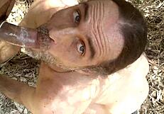 Amerikaanse gay kerel zuigt en neukt jonge 18+ Mexicaanse lul in openbaar park buiten