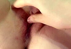 Mostohabátyám nyalja a szűz piros puncimat először!