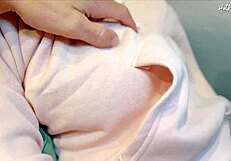 Ujel sem prijateljico z mokro tangico v kuhinji in jo jebal v tesno pičko