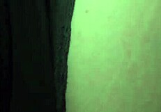 用紧身牛仔裤和内裤里的肥屁股挑逗你