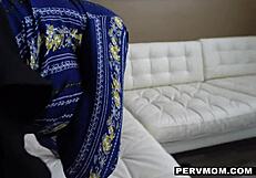 Stiefsohn spritzt versehentlich in Stiefmutters Mund bei intensivem Tabu-POV-Moment