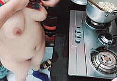 Esposa india con culo apretado se lo follan duro en la cocina