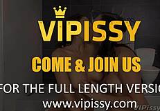 Какво е по-горещо от брюнетки, които пият пикня в лесбийска игра?