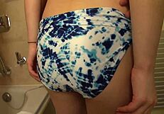 Ragazza giapponese carina posa in bikini mostrando il corpo magro