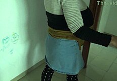 Těhotná amatérská nevlastní máma je perverzní v koupelně