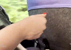 熟女在旅游巴士上冒险口交，希望没人看见！