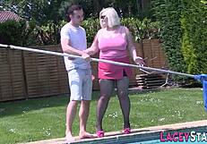 Βρετανίδα γιαγιά παίρνει γαμήσι στα βυζιά και της γλείφουν το μουνί σε HD!