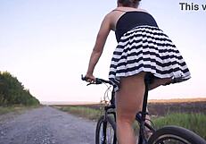 Îmi spionezi fundul când îl arăt în timp ce merg pe bicicletă cu fusta ridicată?