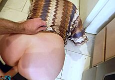 Madrastra folla hijastro después se cae para ayudarlo