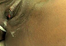 طالبة سوداء 18+ تشعر بلذة شديدة من كريم بيي هاواي