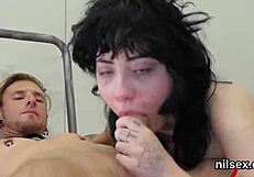 Neobvyklá slečna privedená do asshole azylu na neobmedzenú terapiu