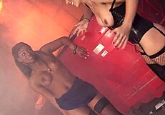 Да ли ова скромна ебони са великим сисицама добија орал од лезбијске вампирице и њених играчака?