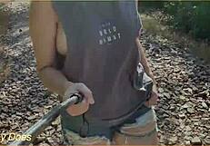 Жена се осмелява да флашва големи цици публично с скъсана риза за ексхибиционистко вълнение