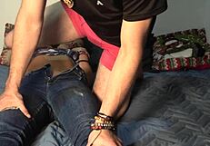 Tesadüfi amatör seks yoğun 69'a dönüşür, onun orgazmı ve göt tapınmasıyla