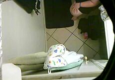 Κρυφή κάμερα καταγράφει τη γυναίκα του φίλου με μεγάλα στήθη σε δράση