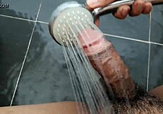 Може ли този виетнамец да се справи сам в банята?