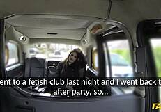 Kinky asiakas rajussa suihinotossa feikkaritaksissa alusfetišillä