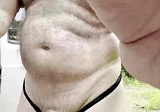 gay gast met grote lul aftrekt in het bos