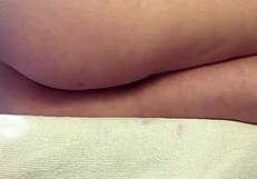 非常に毛深いマンコが本物のオーガズムでクローズアップパルセート