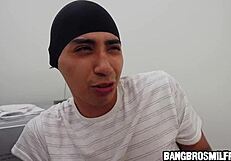 MILF תופסת בחור צעיר בן 18+ בתחתונים המלוכלכים שלה לטבילה בכוס