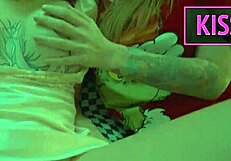 Madrasta comparte cama con esposa e hija mientras el hijo las destroza