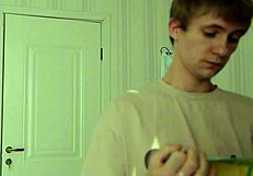 Два сладки твинка съблазняват студент с голям кура в секс.