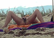 Karibski nudi plaži vohun ujame milf, ki daje roko naključnemu staremu moškemu