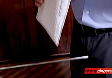 Η κοκκινομάλλα Lucy σχεδιάζει να δελεάσει τον θετό πατέρα της να την τρυπήσει.