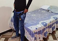 אני דופקת את השליח מהחנות המקומית חזק במלון