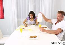 टीन ने सौतेले भाई और सौतेले पिता को जंगली फैमिली क्लैश में ठोका