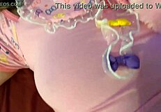 Малката заварена дъщеря получава крем пай в тесната си путка от заварения баща