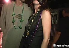 Amadoras nuas e sexy festejando na rua pública